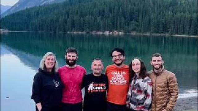 旅行如何拍摄全家照一个简单的小技巧 #日常vlog #拍照姿势 #内容启发搜索 #种草 #创作者伙伴