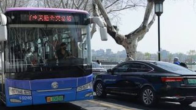 #来财的风还是吹到了西湖  一般人：我在杭州很想你 我：我在西湖很来财