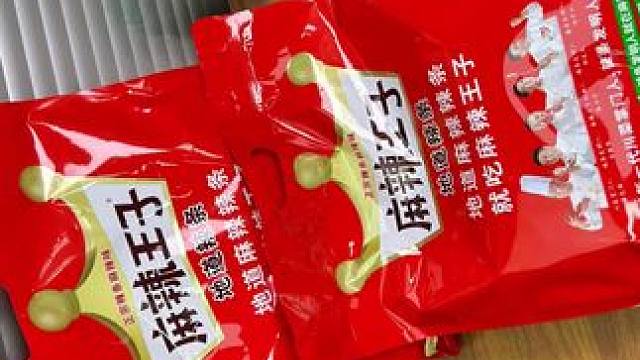 你们说这款麻辣王子地道辣条是不是很过瘾？有谁吃过？到底能不能称得上辣条界中的天花板？！#辣条#童年味