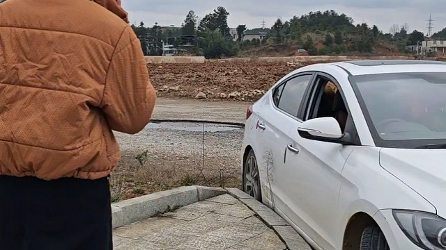 女司机：这也太考验技术了吧