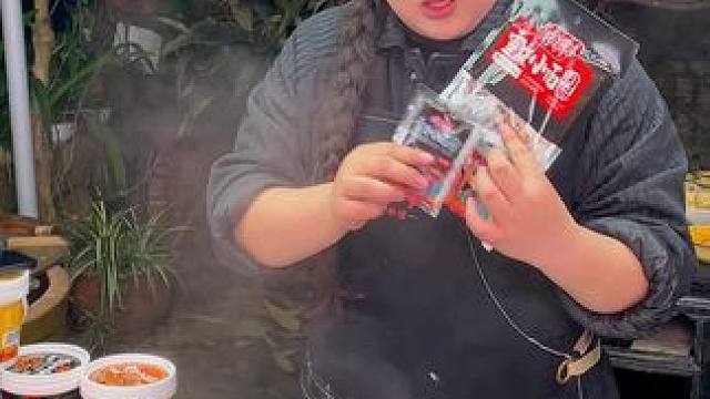 袋装小面调料量小主打一个方便，桶装小面调料量大更适合一家人！#妈呀太香了 #嘎嘎好吃 #小面调料