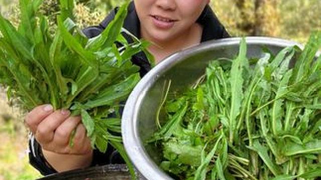 摘了很多野菜，做个香辣的猪脚火锅吃过瘾 #美食 #火锅 #美食分享 #农村生活
