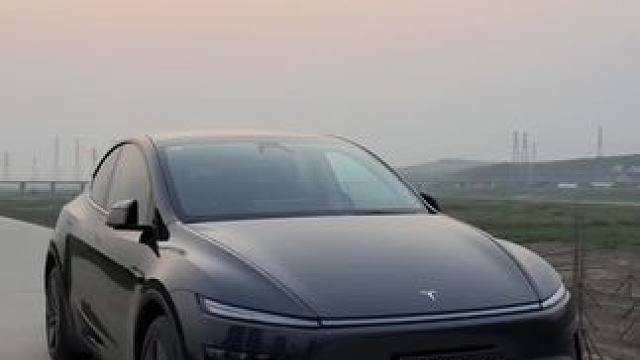 落日余晖下的焕新Y 氛围感拉满了兄弟们#男人的玩具 #特斯拉modelY