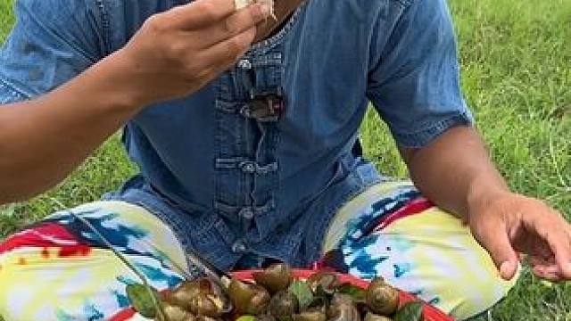 午餐吃酸辣木瓜丝️新鲜大肥螺 #美食 #内容启发搜索 #泰国美食 #户外美食