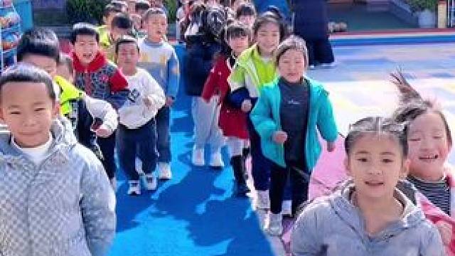 西昌市经久幼儿园孩子篮球课充满了童趣，认真的小脸，忙碌的小手，成长的每一步都离不开每天流下汗水每位教