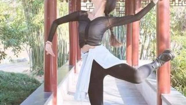 动感小舞蹈来了，是谁还没有跳万物生！
#傣族舞 #万物生 #卡点舞蹈 #民族舞 #舞蹈翻跳