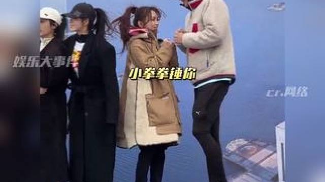 孙丞潇与金莎台上甜蜜互动，真不顾别人死活，狗粮撒一地#搜狐新闻马拉松 #网红美女帅哥#金莎孙丞潇 #