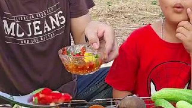 炭烤田螺 #我的农村生活 #舌尖上的味道 #泰国主播吃美食视频 #把家乡的味道分享给大家 #东南亚美