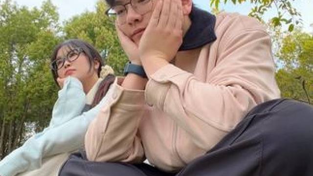 他们都说在公园呆20分钟就会获得快乐，于是我们找了一个明媚的下午来公园散步，我们看老人们活力的演奏，