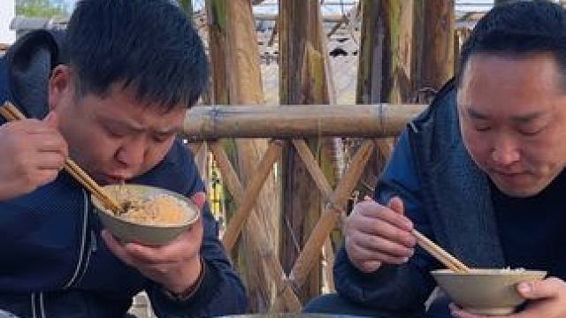 挖节节根炖鳝鱼，新鲜吃法，这味道真是一绝！ #大山里的味道 #来一口乡间春分的味道 #人间烟火 #大