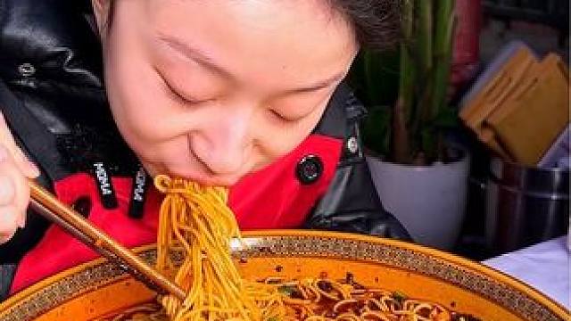 江西辣妹子挑战2斤重庆小面，能被辣到吗？