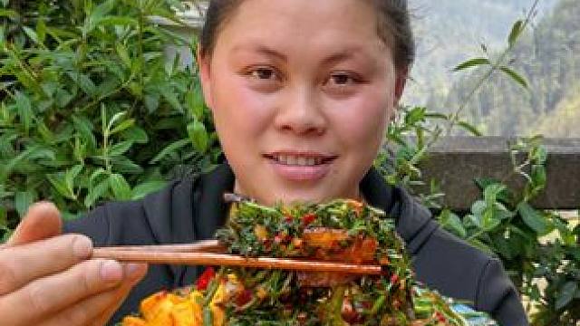 摘了很多野芹菜，配着腊肉一起炒太好吃了 #美食 #农村生活 #野菜