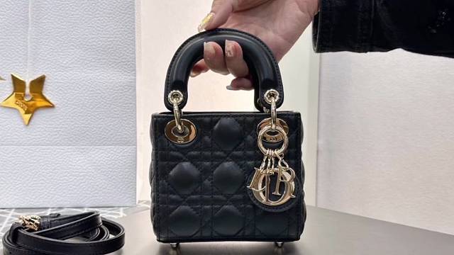 “原相机”
3天呐噜！没见过这么美的Dior戴
妃！#dior戴妃 #迪奥戴妃 ＃包包分享