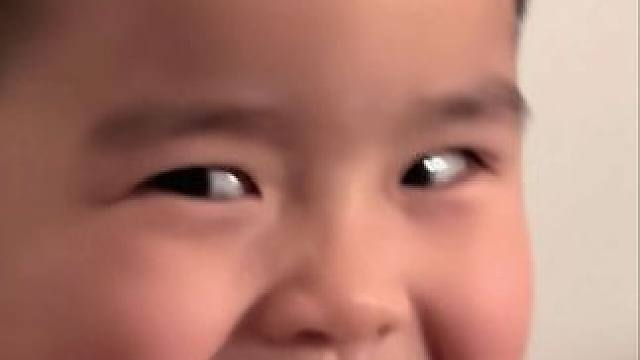 小男孩生气不过三秒，一哄就好。#萌娃