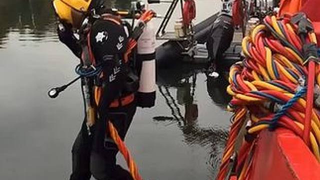 潜水员背后系着一根绳子有什么用处？ #内容启发搜索 #科普 #涨知识