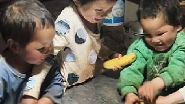 给四个孩子分香蕉吃。 #内容启发搜索