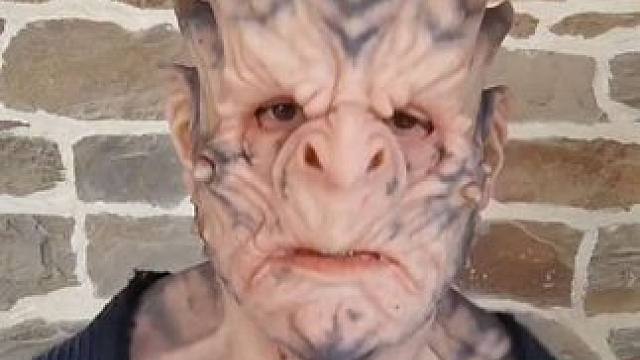 好玩的面具 #国外视频分享 #面具下的男人 #恶魔面具 #面具