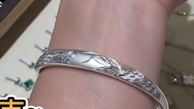 雯雯去首饰市场挑货，看到一款36克银镯，精工足银太好看了 #vlog日常 #首饰 #足银手镯 #黄金