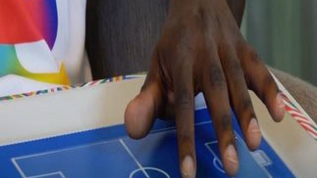 国外发明触摸平板，让盲人也能享受足球比赛！ #黑科技 #盲人 #科普