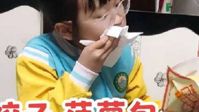 若兮心情不好 爸爸妈妈给她包饺子 还买菠萝包 她开心起来了 #春天是她最爱的季节 #记录真实生活 #