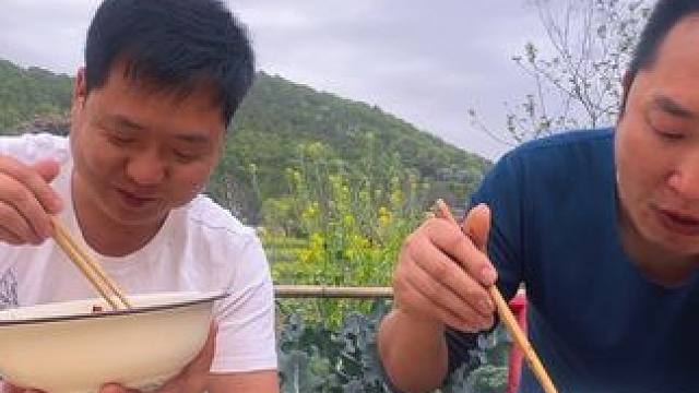 今天辣椒炒肉拌面吃，香辣过瘾，一大碗不够吃！ #人间烟火 #来一口乡间春分的味道 #大自然的馈赠 #