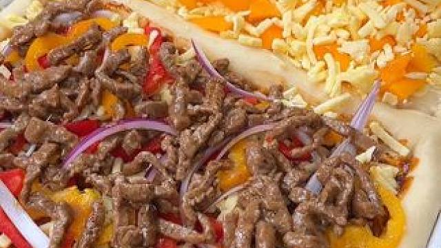 双拼披萨，一大盘两个口味，孩子们可喜欢了#披萨#在家做披萨