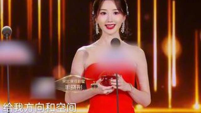 凭借精准的演技和甜美灵动的表现，#毛晓彤  塑造了鲜活立体的北齐大公主一角。同时也祝福帅气飞行员何西