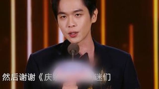 一袭素服展现少年卓越的风采，迎光而行镌刻演技至臻的凿痕。#张若昀  凭借一个个深入人心的角色，当观众