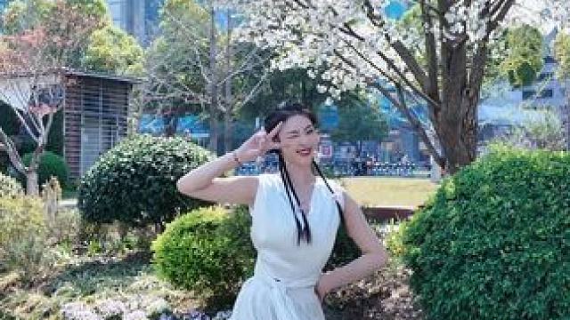 看春光咿呀咿呀摇摇晃～
#樱花 #国风古韵 #春日赏花 #古典舞 #舞蹈翻跳