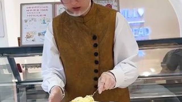 不管每天有多累，只要看到店里热热闹闹，以及得到大家的认可，心里还是暖暖的！下午3点继续直播间做千层蛋