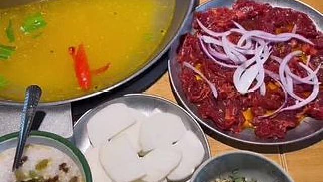 响滇云南酸菜牛肉火锅！超多特色菜，一口气吃遍云贵川！就连蘸料都是你没有见过的，木姜子酱，小米辣韭菜花