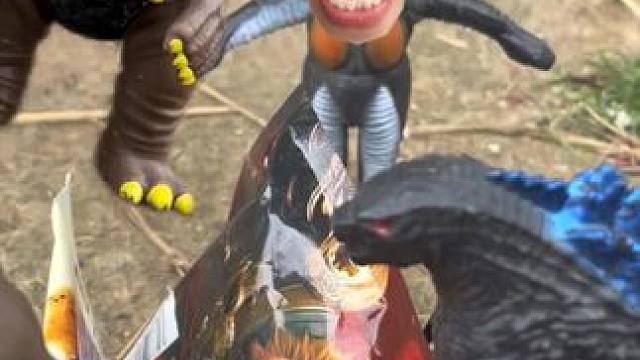 今天家里进小偷了竟然是两个怪兽偷吃我的辣条#儿童玩具 #奥特曼玩具 #奥特曼