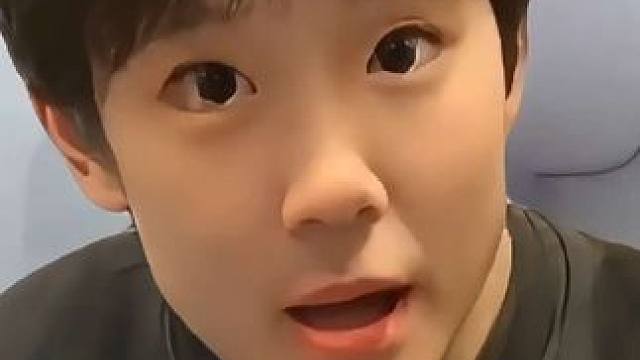 忙活半天一块金牌都没拿到，还不让我哭？回答我。#张本智和 #乒乓球