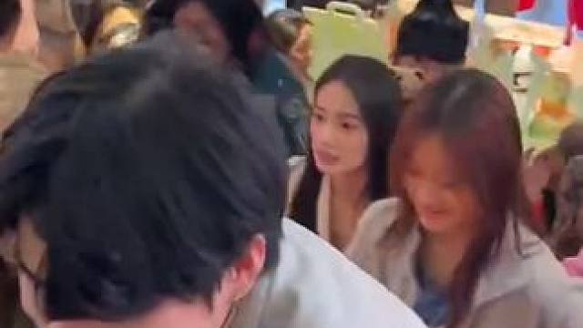 #甜馨北京打卡玩偶店  好萌的宝宝们~~ #甜馨  #北京  #潮玩   #偶遇甜馨北京逛潮玩店