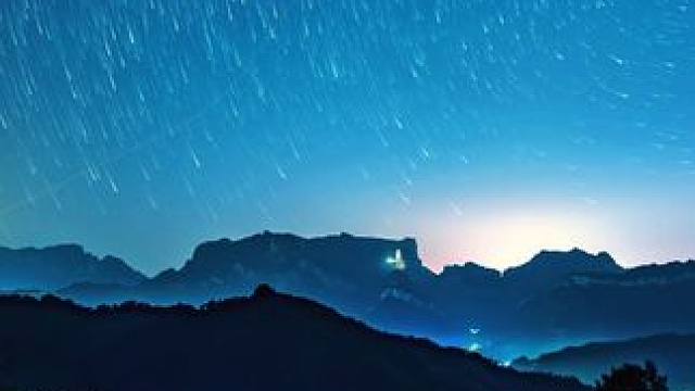 驱车1小时，就能看到如此的春天星空。 快带上你的搭子一起去野吧。#星空延时摄影 #治愈系风景 #星空