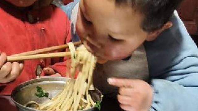 小哥俩今天挺和谐的。 #内容启发搜索 #不挑食的乖宝宝