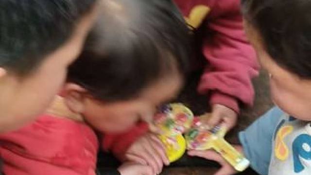 今天买了点零食给四个孩子。 #内容启发搜索 #小朋友的快乐就是如此简单