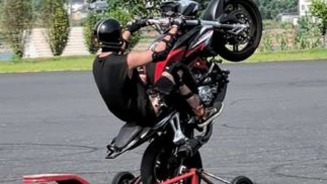 Look, my eyes.场地小一把油门就到头了，告诉我怎么玩？#悟驭者 #摩托特技 #翘头