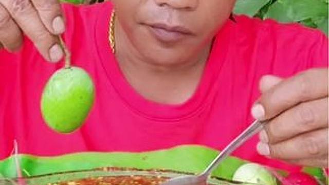 吃生芒果配辣椒酱 #舌尖上的味道 #我的农村生活 #把家乡的味道分享给大家 #东南亚美食 #爱生活爱