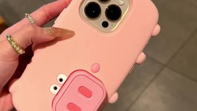无敌了～这小猪手机壳谁能拒绝呀～猪鼻子就是手机支架太可爱啦！ #小猪手机壳 #支架手机壳 #苹果手机