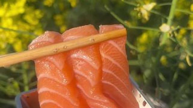 怎样才能吃的过瘾，还不长肉呢，鲜美的三文鱼，了解一下，蓝客鲜·三文鱼，全部来自挪威111场供应的三文