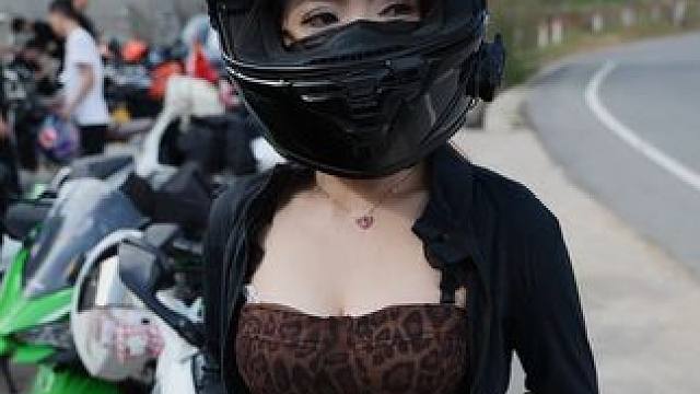 一眼就很哇塞的机车小姐姐 #骊山追焦 #骊山大铁门 #西安女骑 #涞觅润丝 #该行为存在危险请勿模仿