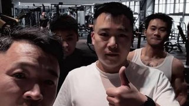 我们练的不是身材，是生活态度，当同龄人开始聊降压药，我在深蹲150kg时讨论组间休息多久。#坚持的意