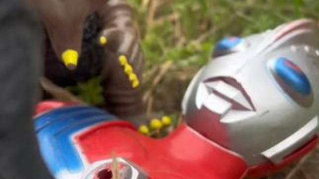 奥特曼被两个怪兽吸干了能量快来一起帮帮他吧#奥特曼 #儿童玩具 #儿童乐趣 #儿童奥特曼玩具