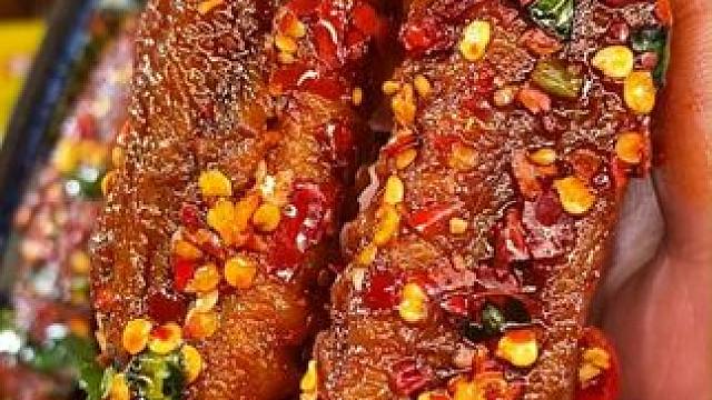 一口下去满满都是肉，真的巨辣巨过瘾#零食推荐 #好吃到停不下来 #追剧小零食 #下酒菜 #吃货必备