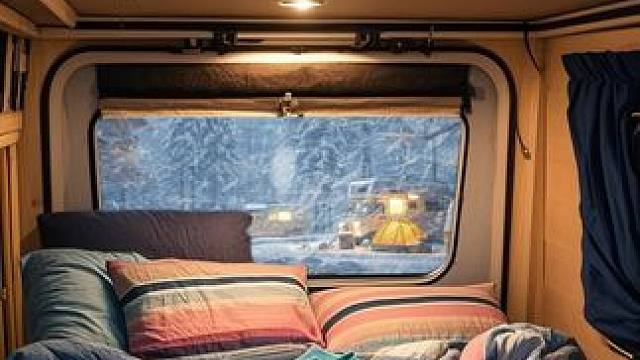 露营时被暴风雪围困住，躲到温暖的房车里放松休息吧 #白噪音 #助眠视频 #解压助眠 #我的小窝 #睡