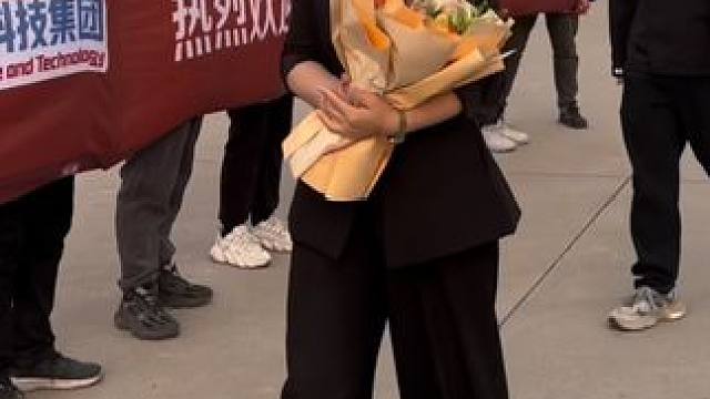 带爸爸去了立白工厂店参观 ！进门又是鲜花又是列队欢迎 爸爸跟在我身后 满眼骄傲和欣慰 他一直在笑 爸