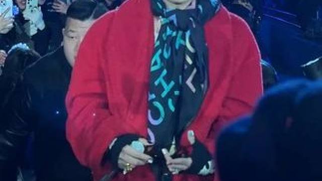 人生圆满了！走到我面前心脏暴击啊啊啊啊啊 权志龙真人！超级白！！！脸好小 五官超级立体 甚至还深邃 