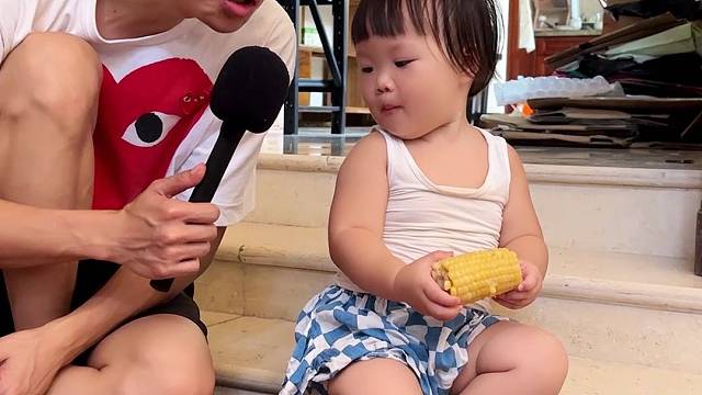 很厉害的采访，人类幼崽反应相当炸裂~