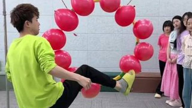 踢气球挑战，哈哈好玩 #办公室日常 #一定要看到最后 #玩出新花样 #搞笑